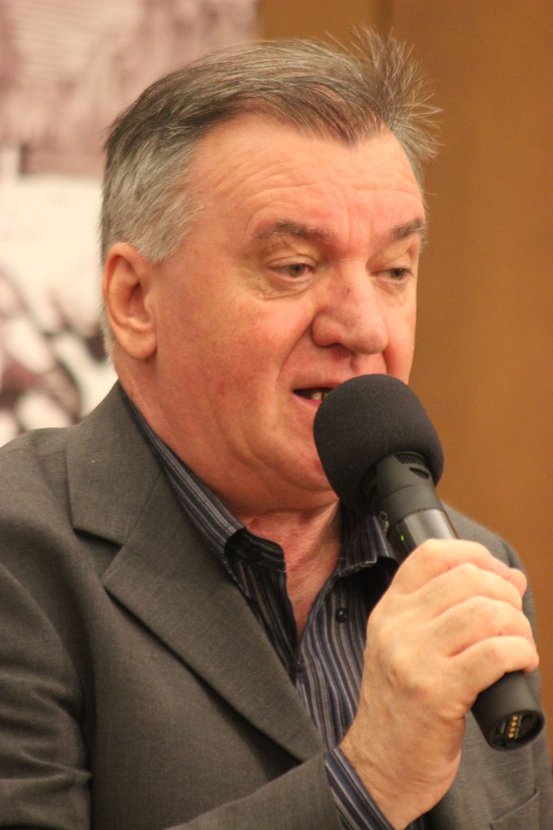 Domonkos László író, újságíró az Esztergomi Szent Adalbert Központ  Szent István termében tartott Trianoni Szemle bemutatón