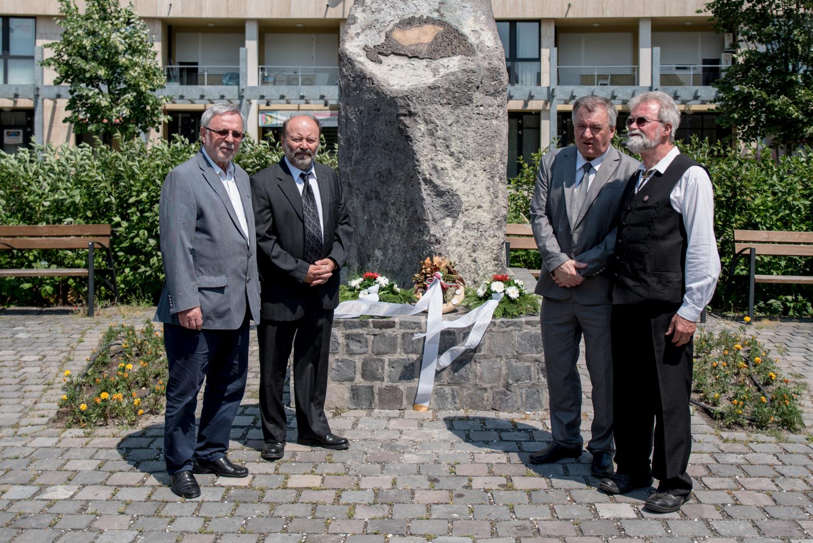 Koszorúzás a Trianon emlékműnél_20170604-én