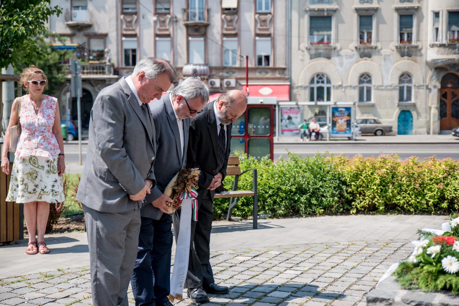 Koszorúzás a Trianon emlékműnél_20170604-én