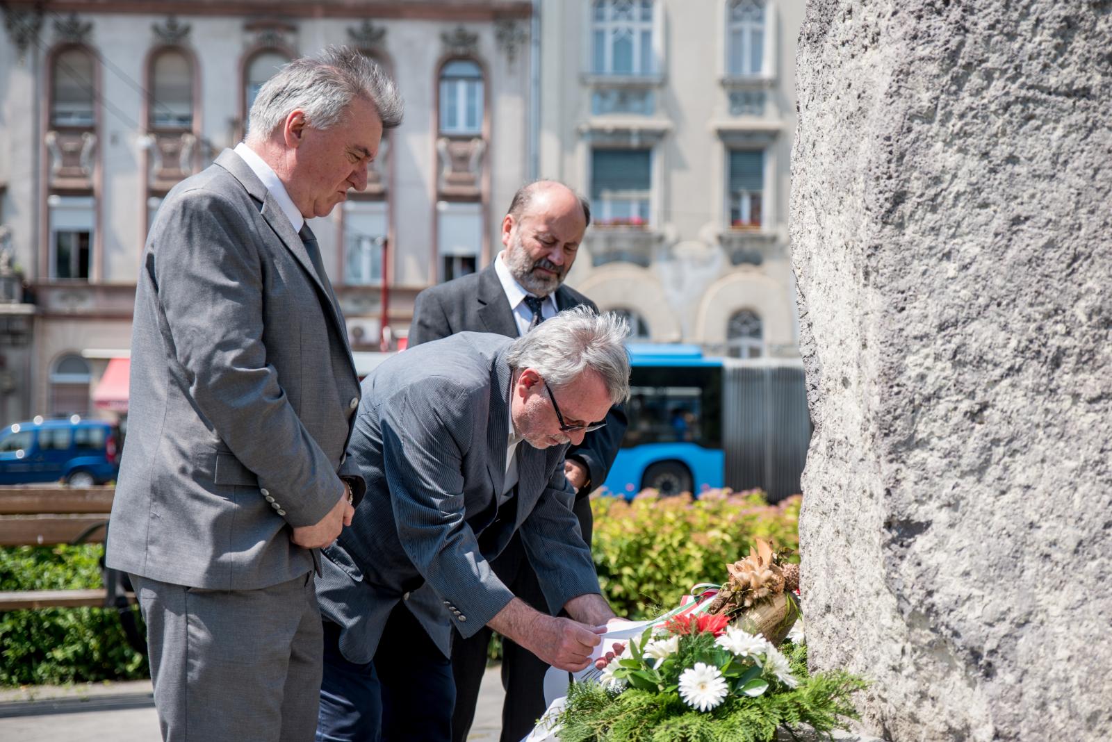 Koszorúzás a Trianon emlékműnél_20170604-én