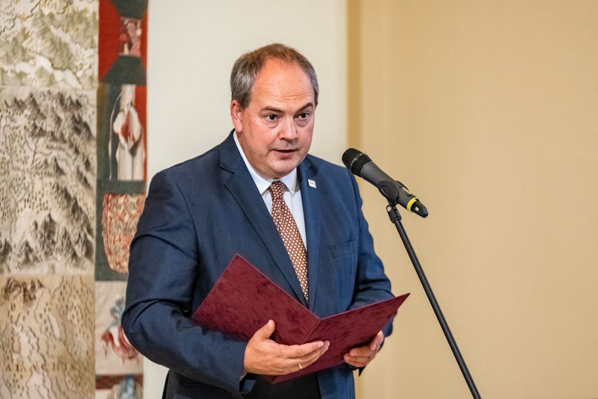 Vashegyi György, az MMA elnöke köszönti a kiállítás résztvevőit