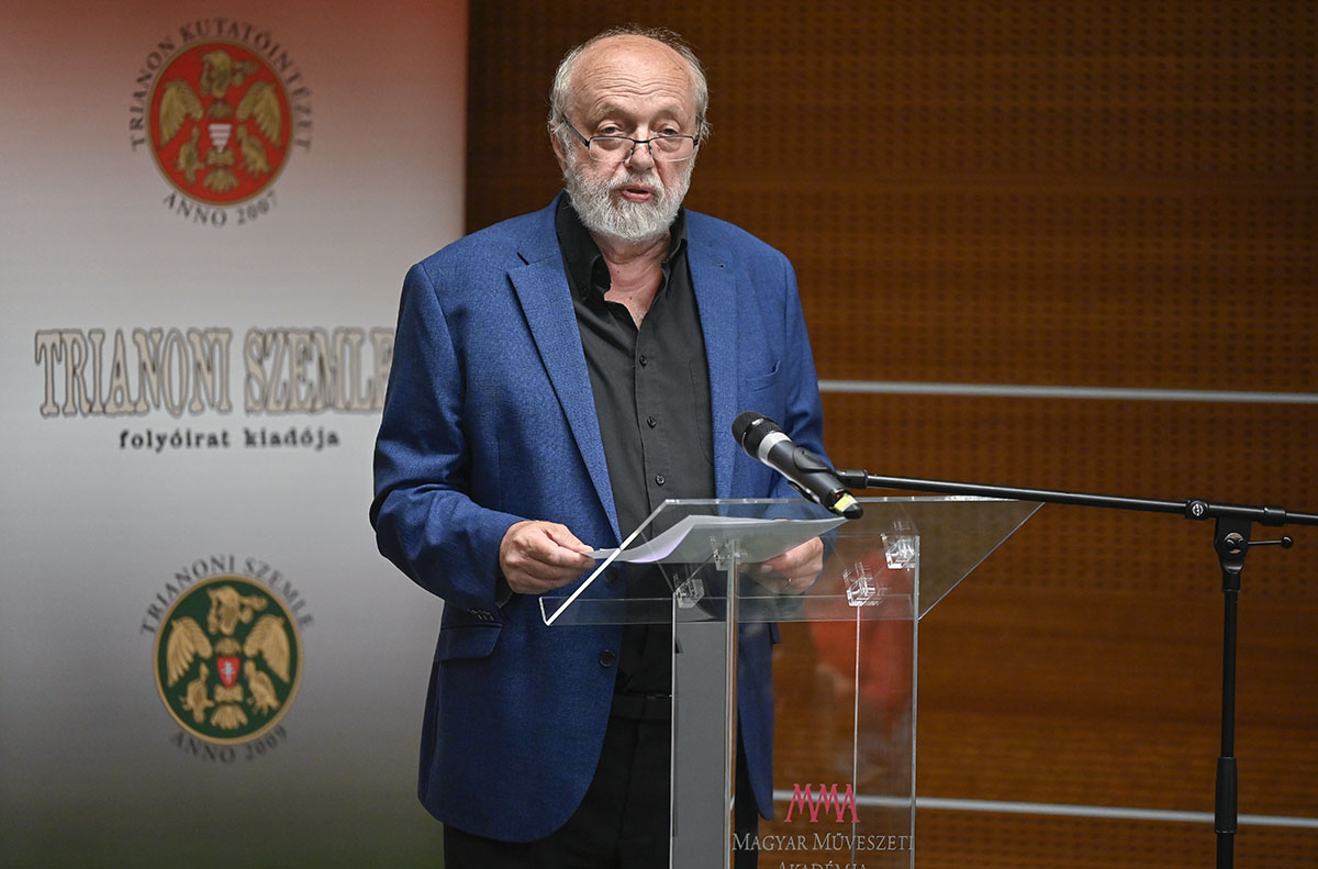 Dr. Szabó András előadóművész a Trianoni Szemle 2023 évi különszámok bemutatóján