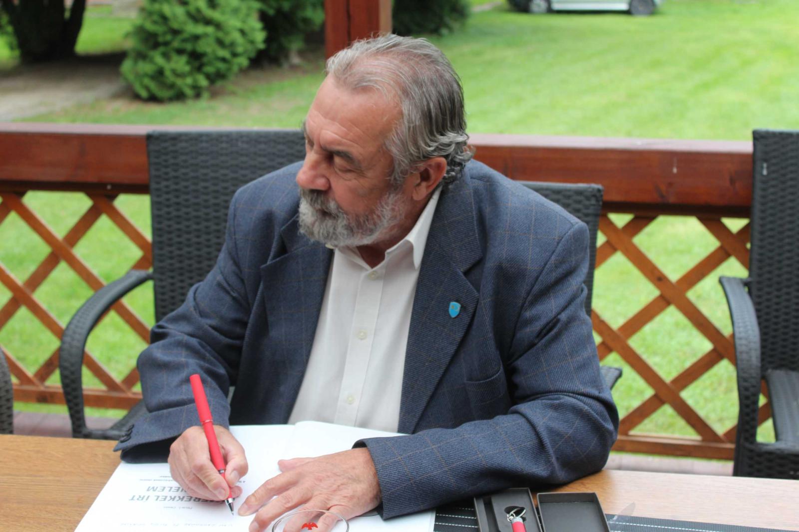 Pécsi D. dedikál